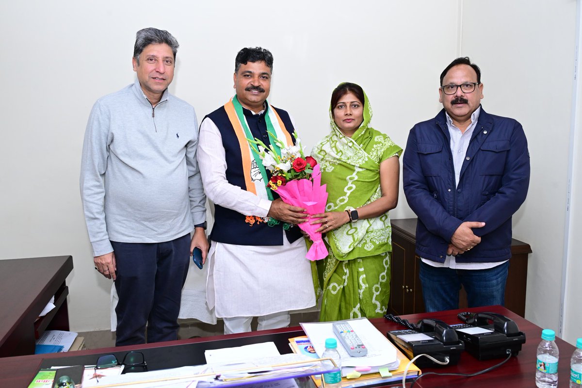 Ramilameghwal's tweet image. राजस्थान विधानसभा में नेता प्रतिपक्ष आदरणीय श्री @TikaRamJullyINC जी सें स्नेहपूर्ण मुलाकात की।

जालोर कांग्रेस जिलाध्यक्ष नियुक्त होने पर मार्गदर्शन प्राप्त किया है।
#jaipur #Rajasthan 
@dineshdangi84 @INCRajasthan