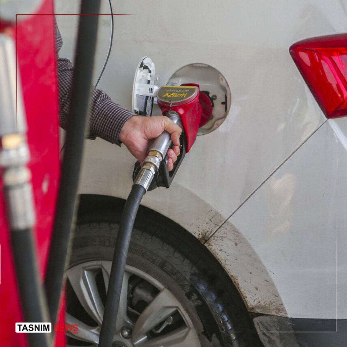 ۱/۲
نرخ سوم بنزین ۵ هزار تومان شد

براساس مصوبه جدید هیئت وزیران، از پانزدهم آذرماه نرخ بنزین با کارت اضطراری جایگاه‌ها به ۱۰ درصد قیمت خرید بنزین از پالایشگاه‌ها یعنی ۵۰۰۰ تومان می‌رسد.

نرخ اول براساس سهمیه ماهانه ۱۵۰۰ تومان و نرخ دوم نیز ۳ هزار تومان خواهد بود.