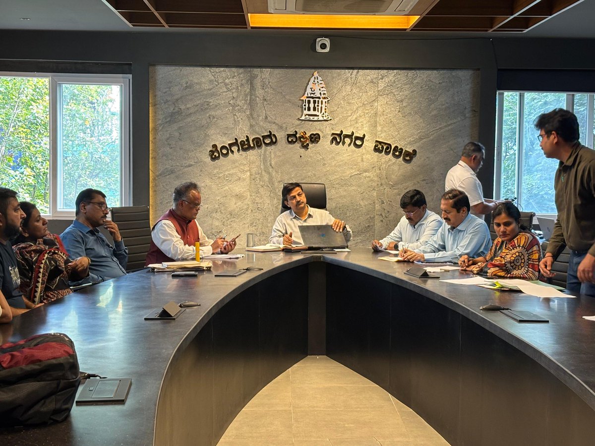 GBA_office's tweet image. ಬೆಂಗಳೂರು ದಕ್ಷಿಣ ನಗರ ಪಾಲಿಕೆಯ ಆಯುಕ್ತರಾದ ಶ್ರೀ ಕೆ ಎನ್ ರಮೇಶ್ ರವರು ಪಶುಪಾಲನಾ ಇಲಾಖೆಯ ಪ್ರಸಕ್ತ ಸಾಲಿನ ಕಾರ್ಯ ಯೋಜನೆಗಳಾದ ಎಬಿಸಿ, ಎ.ಆರ್.ವಿ., ಸಂತಾನ ಹರಣ ಕಾರ್ಯಕ್ರಮ, ನಾಯಿ ಕಡಿತಕ್ಕೆ ಒಳಗಾದ ಪ್ರಕರಣಗಳು, ಲಸಿಕೆಗಳು, ಸತ್ತ ಪ್ರಾಣಿಗಳ ಸಂಸ್ಕಾರ ಹಾಗೂ ಇನ್ನಿತರ ವಿಷಯಗಳ ಕುರಿತು ಪ್ರಾಣಿ ದಯಾ ಸಂಘದ ಎನ್.ಜಿ. ಓ.ಗಳೊಂದಿಗೆ