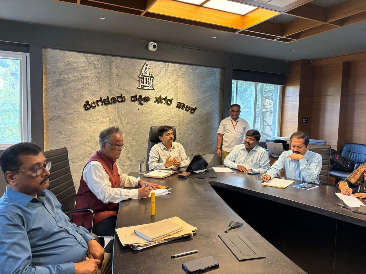 GBA_office's tweet image. ಬೆಂಗಳೂರು ದಕ್ಷಿಣ ನಗರ ಪಾಲಿಕೆಯ ಆಯುಕ್ತರಾದ ಶ್ರೀ ಕೆ ಎನ್ ರಮೇಶ್ ರವರು ಪಶುಪಾಲನಾ ಇಲಾಖೆಯ ಪ್ರಸಕ್ತ ಸಾಲಿನ ಕಾರ್ಯ ಯೋಜನೆಗಳಾದ ಎಬಿಸಿ, ಎ.ಆರ್.ವಿ., ಸಂತಾನ ಹರಣ ಕಾರ್ಯಕ್ರಮ, ನಾಯಿ ಕಡಿತಕ್ಕೆ ಒಳಗಾದ ಪ್ರಕರಣಗಳು, ಲಸಿಕೆಗಳು, ಸತ್ತ ಪ್ರಾಣಿಗಳ ಸಂಸ್ಕಾರ ಹಾಗೂ ಇನ್ನಿತರ ವಿಷಯಗಳ ಕುರಿತು ಪ್ರಾಣಿ ದಯಾ ಸಂಘದ ಎನ್.ಜಿ. ಓ.ಗಳೊಂದಿಗೆ