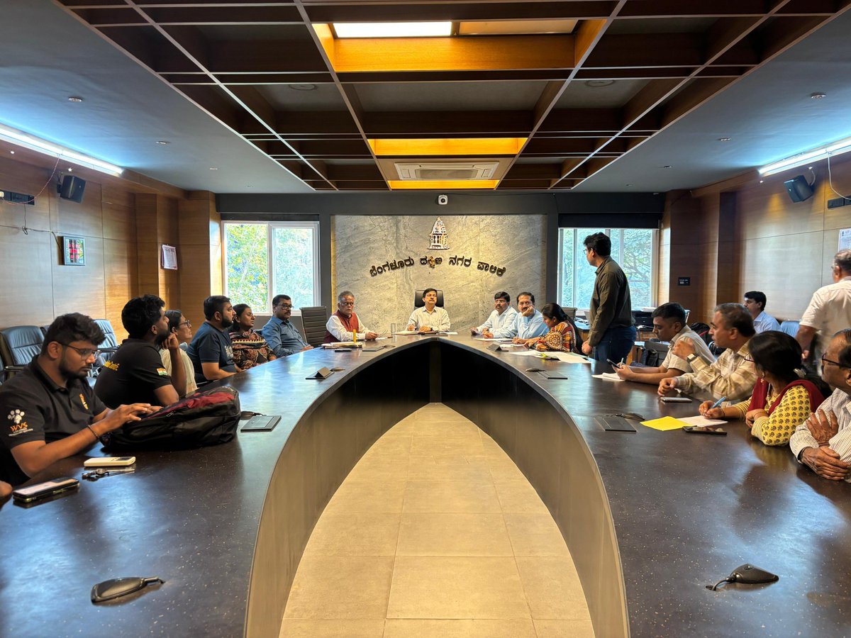 GBA_office's tweet image. ಬೆಂಗಳೂರು ದಕ್ಷಿಣ ನಗರ ಪಾಲಿಕೆಯ ಆಯುಕ್ತರಾದ ಶ್ರೀ ಕೆ ಎನ್ ರಮೇಶ್ ರವರು ಪಶುಪಾಲನಾ ಇಲಾಖೆಯ ಪ್ರಸಕ್ತ ಸಾಲಿನ ಕಾರ್ಯ ಯೋಜನೆಗಳಾದ ಎಬಿಸಿ, ಎ.ಆರ್.ವಿ., ಸಂತಾನ ಹರಣ ಕಾರ್ಯಕ್ರಮ, ನಾಯಿ ಕಡಿತಕ್ಕೆ ಒಳಗಾದ ಪ್ರಕರಣಗಳು, ಲಸಿಕೆಗಳು, ಸತ್ತ ಪ್ರಾಣಿಗಳ ಸಂಸ್ಕಾರ ಹಾಗೂ ಇನ್ನಿತರ ವಿಷಯಗಳ ಕುರಿತು ಪ್ರಾಣಿ ದಯಾ ಸಂಘದ ಎನ್.ಜಿ. ಓ.ಗಳೊಂದಿಗೆ