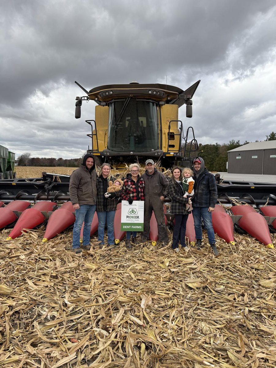 Photos like this make celebrations extra special.Thank you Dent Farms for allowing us to partner with your family. From start to finish all hands on deck .#Pioneer100 ⁦<a href="/PioneerSeedsCA/">Pioneer Seeds Canada</a>⁩