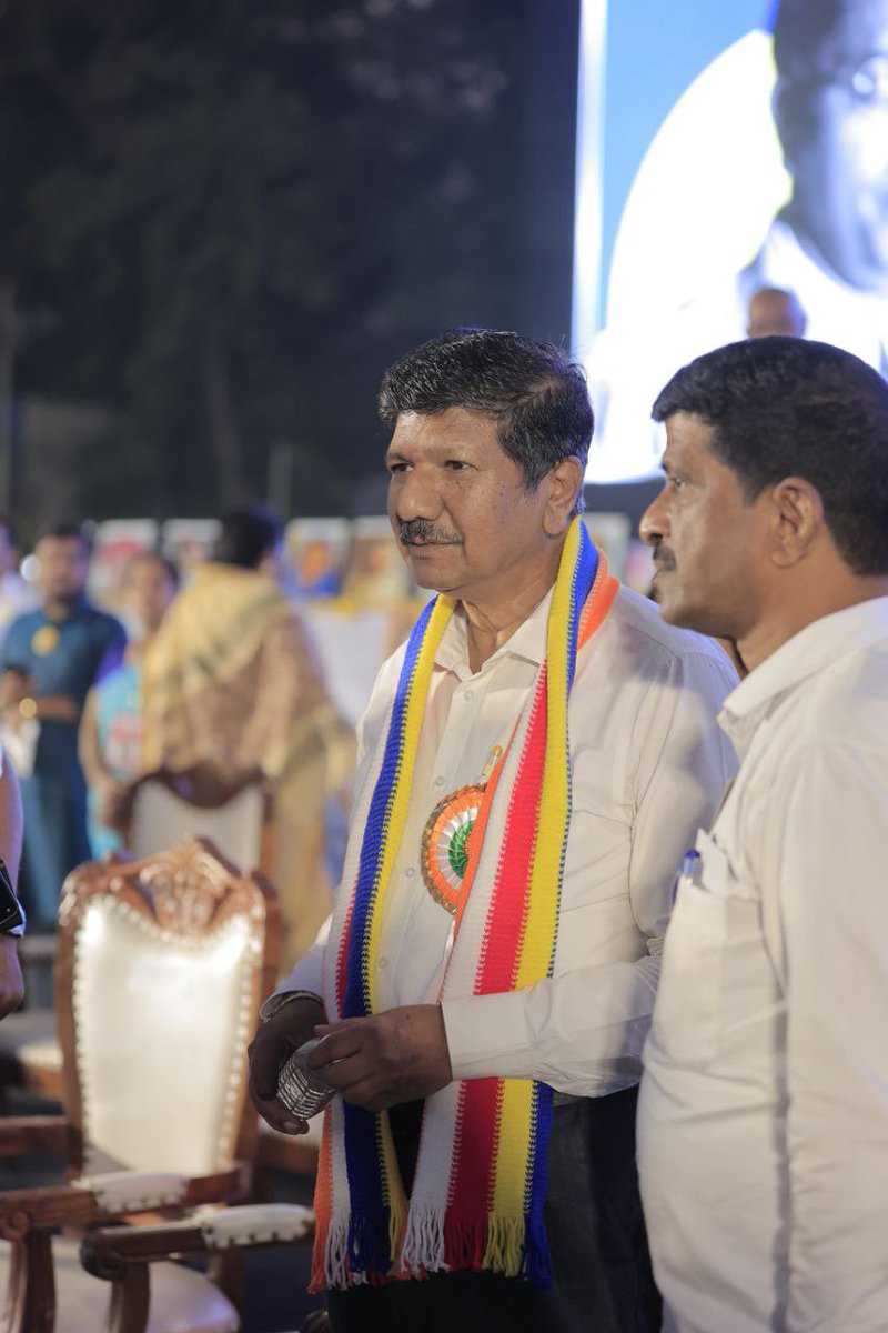 VBAforIndia's tweet image. 📍मुंबई

&quot;संविधान सम्मान महासभा&quot;

भारतीय बौद्ध महासभा के राष्ट्रीय कार्याध्यक्ष भीमराव अंबेडकर इनका संविधान सम्मान महासभा के मंच पर आगमन हो चुका है।

#संविधान_सम्मान_महासभा #एक_संधी_वंचितला #VoteForVBA #VBAForIndia