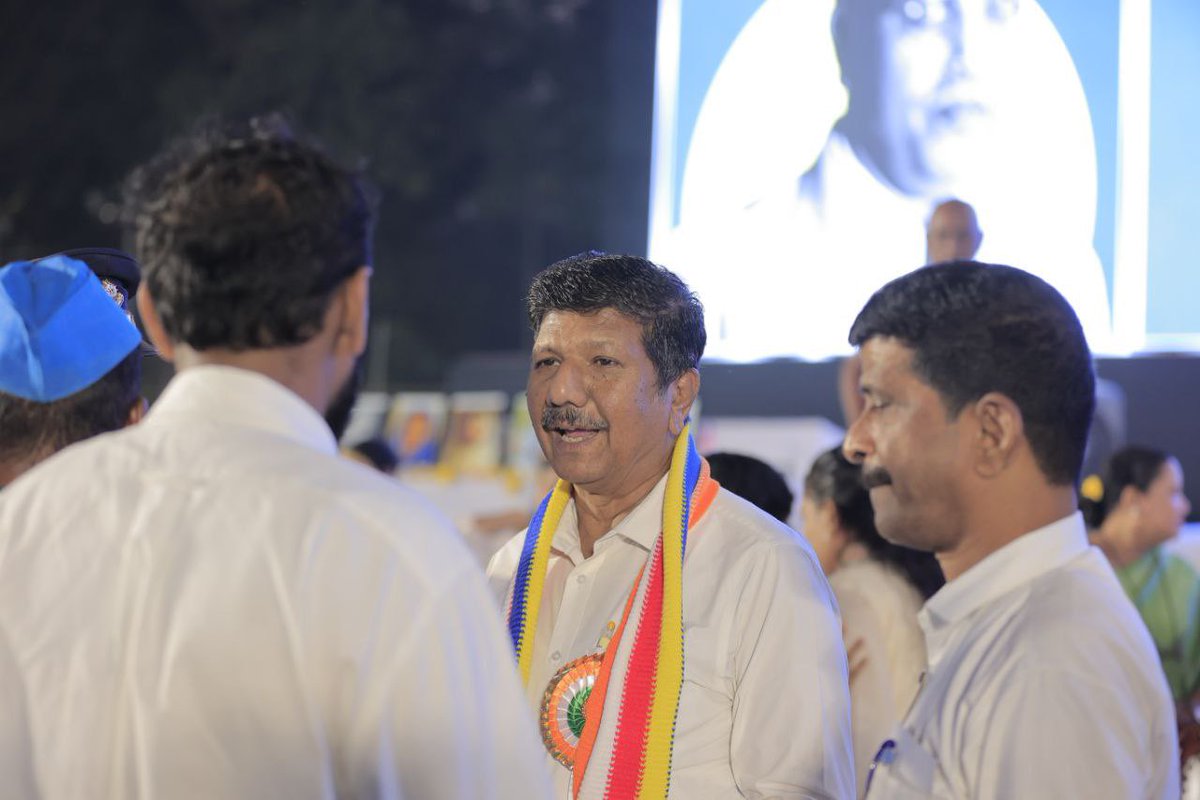 VBAforIndia's tweet image. 📍मुंबई

&quot;संविधान सम्मान महासभा&quot;

भारतीय बौद्ध महासभा के राष्ट्रीय कार्याध्यक्ष भीमराव अंबेडकर इनका संविधान सम्मान महासभा के मंच पर आगमन हो चुका है।

#संविधान_सम्मान_महासभा #एक_संधी_वंचितला #VoteForVBA #VBAForIndia