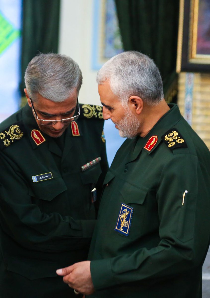 Mehdi_V313's tweet image. آنها (شهدا) زنده‌اند‌ ؛‌‌ ما مرده‌ایم