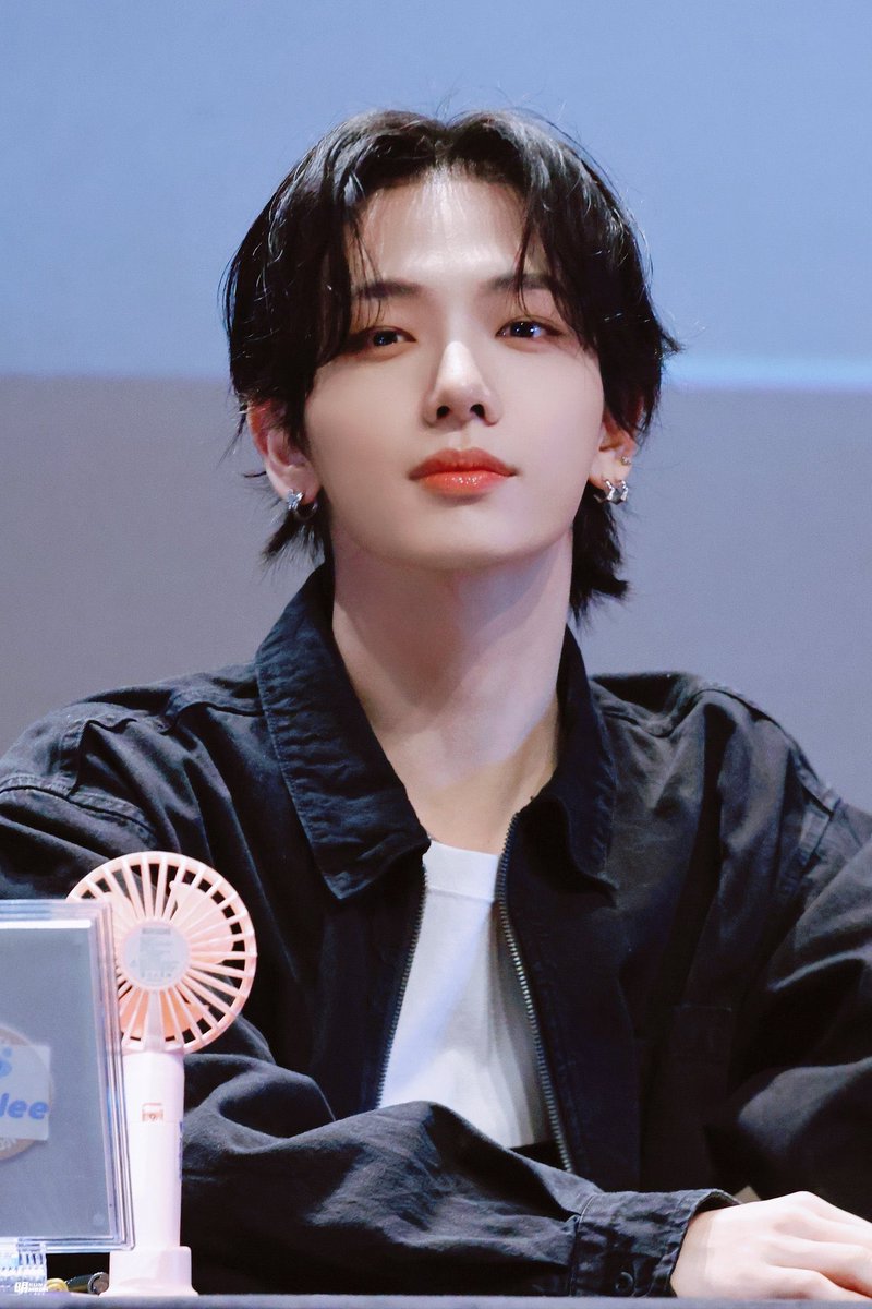 ilysmyungz's tweet photo. someone PLEASE hide the scissors his hair is getting so LONG https://t.co/hOFci8ZQOn