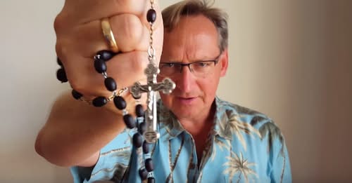 Piekło wyje i bluzga. Szatan szczeka pyskami swoich sług. Normalni ludzie, nawet wściekli, nie posługują się takim językiem.
To, co słyszę na tych nocnych manifestacjach brzmi jak wrzaski w trakcie egzorcyzmu. POD KONIEC, gdy demon wie, że zaraz musi odejść.
Zdrajcom opadają