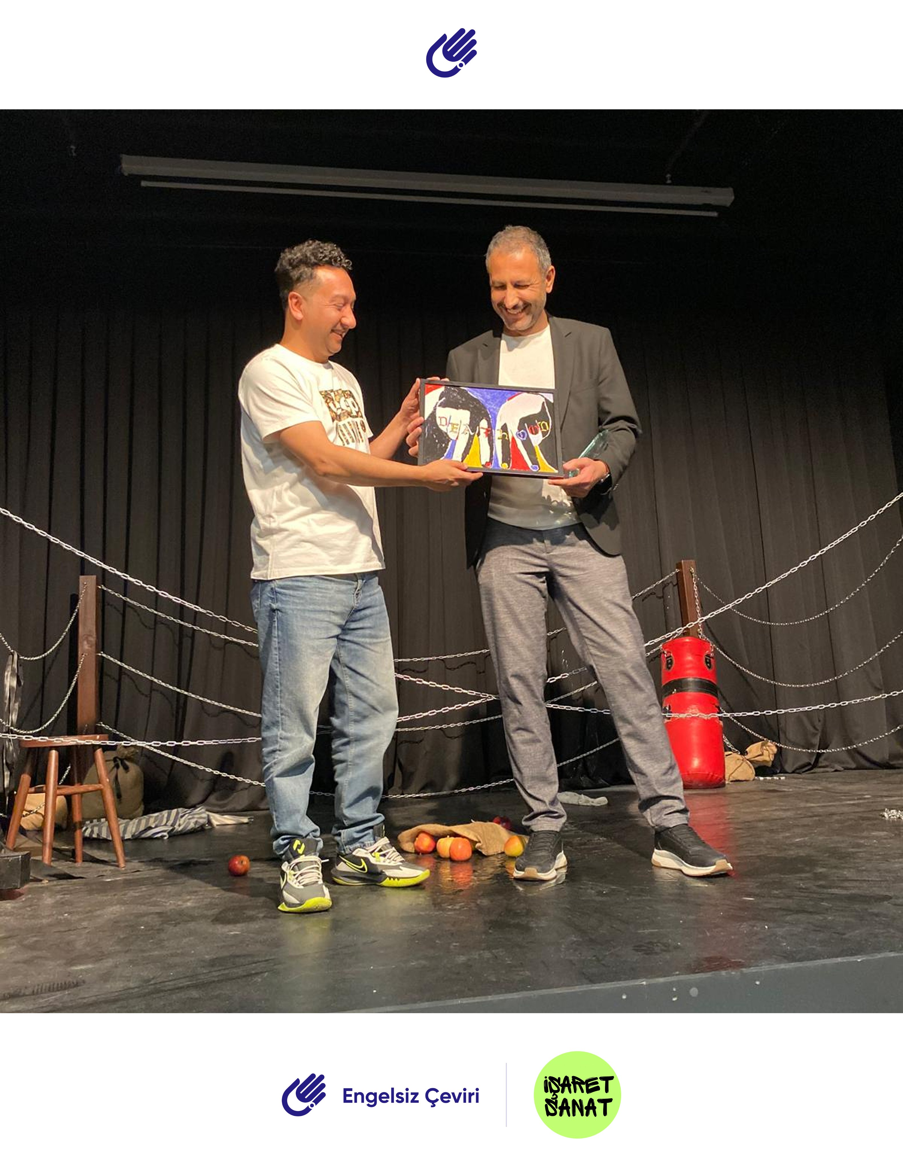 işaret sanat kurucusu hasan hüseyin korkmaz'ın sahnede ceo'muz özer çelik'e plaket verirken çekilmiş fotoğrafı