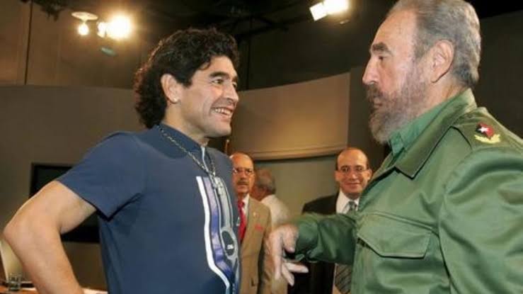Quiso el destino que un día como hoy  partieran hacia la eternidad aunque en diferentes años dos grandes nuestro Comandante en Jefe #FidelPorSiempre y Diego Armando Maradona unidos por una gran amistad y por sus pensamientos Antimperialistas. #CubaPorLaVida #JuntosPorMayabeque