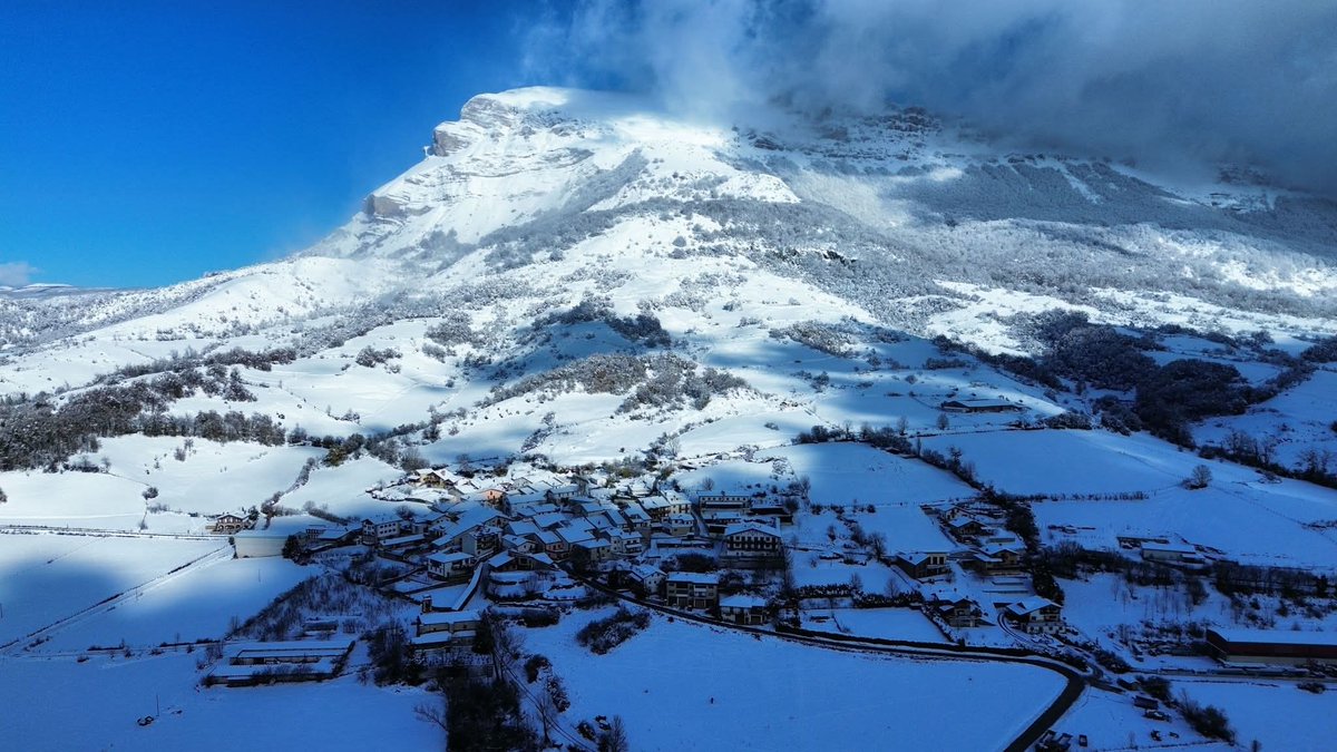 Preciosa foto de los montes vascos nevados el 21 de Noviembre de 2025 Viernes,las fotos son de Akerrei.

Más fotos e informaciones de Akerrei en el foro:

climaynievepirineos.com/foro/viewtopic…
