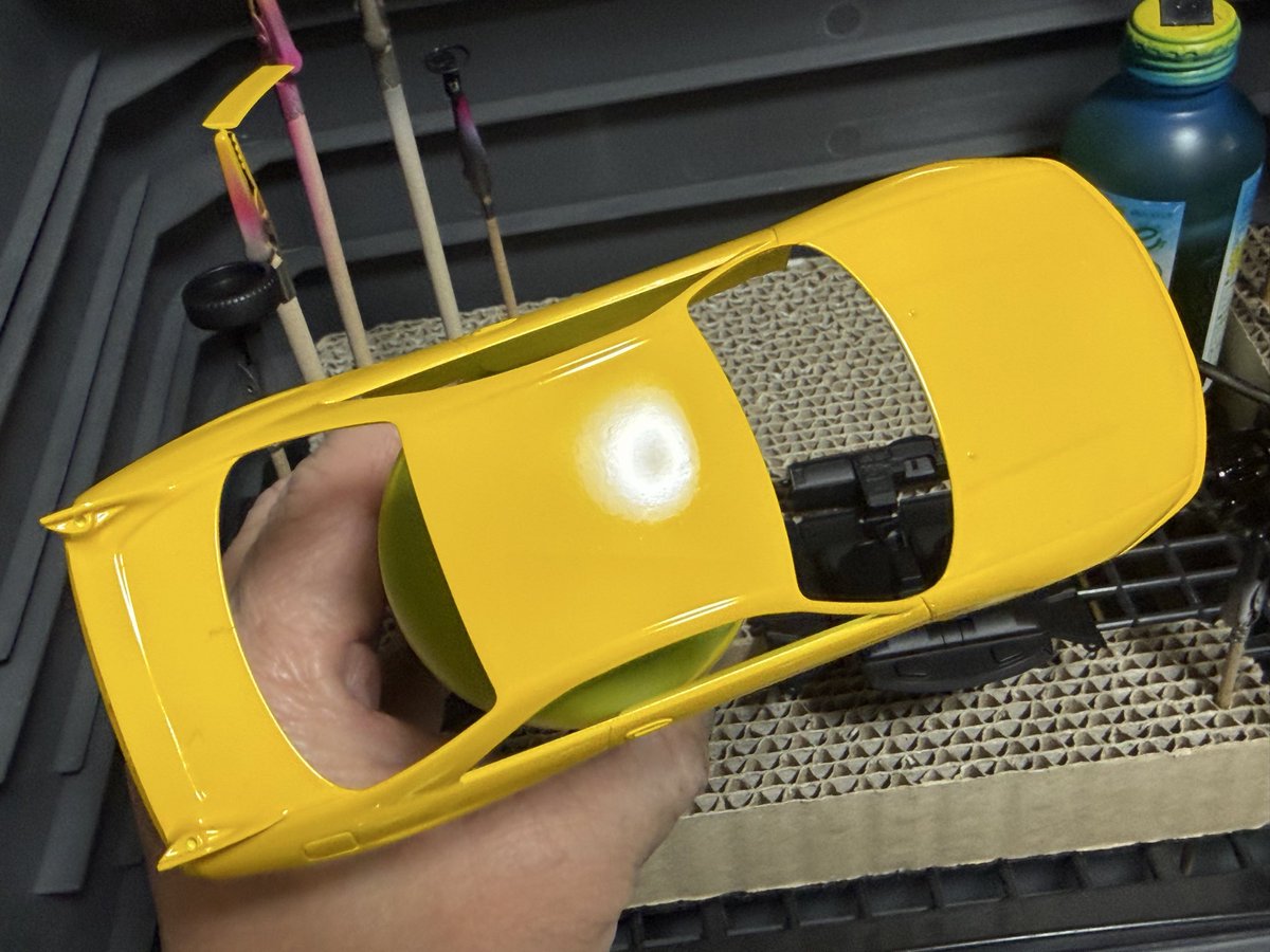 BCNR33LM's tweet image. #黄色いレースマシンコンペ #R33
いよいよ展示会、今週末ですね！と言いつつ、このコンペに作ってたJGTC R32は残り日数では完成しません💦
何か持っていけるといいなぁ〜と楽プラ始めました！
ER34のライトニングイエローに全塗したR33という設定でボディ他の塗装をしました