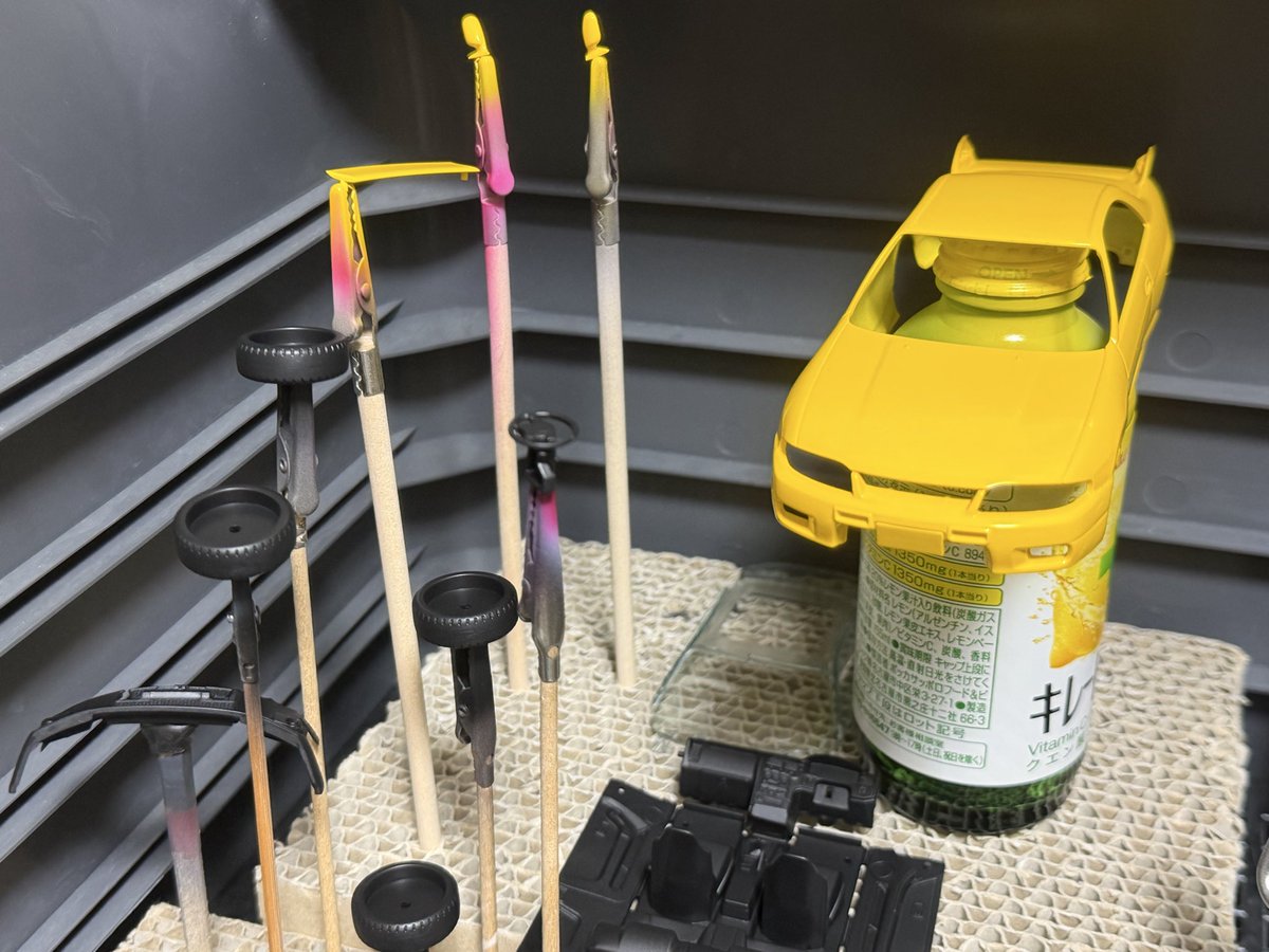 BCNR33LM's tweet image. #黄色いレースマシンコンペ #R33
いよいよ展示会、今週末ですね！と言いつつ、このコンペに作ってたJGTC R32は残り日数では完成しません💦
何か持っていけるといいなぁ〜と楽プラ始めました！
ER34のライトニングイエローに全塗したR33という設定でボディ他の塗装をしました