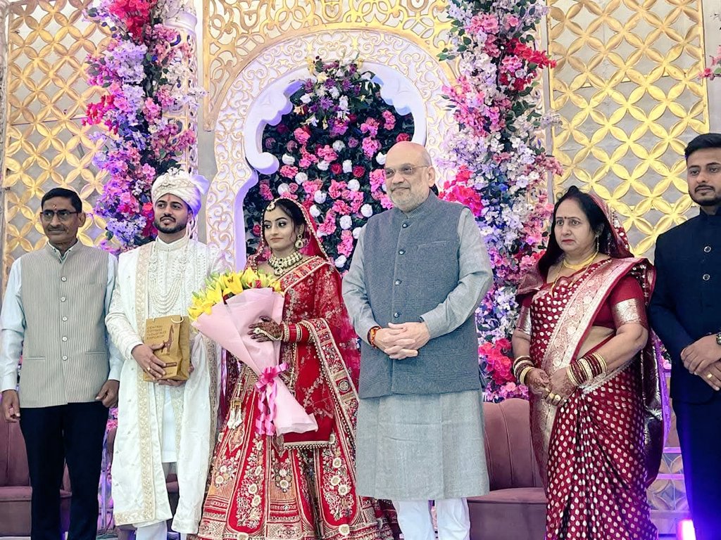 AmodRaiLive's tweet image. इस तस्वीर में पहले नंबर पर खड़े व्यक्ति रामधन जी हैं। रामधन @BJP4India मुख्यालय में कार्यरत एक सामान्य से कर्मचारी हैं। वे टंकण (typist) का काम कई वर्षों से कर रहे हैं। अपनी तमाम व्यस्तताओं के बावजूद गृहमंत्री @AmitShah कल उनकी बिटिया की शादी में पहुंच गए। आगे क्या लिखें ....