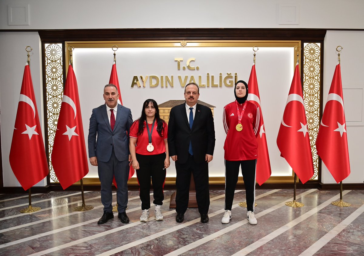 AydinValiligi's tweet photo. 🏅İsviçre'de düzenlenen Avrupa Gençler Taekwondo Şampiyonası’nda altın madalya kazanan Elifnaz Köseoğlu,

🥈Tokyo’da Deaflympics Judo İşitme Engelliler Olimpiyat Oyunlarında bronz madalya kazanan Yadigar Talayhan ,

Gençlik Spor ve İl Müdürü Serhat Yığmatepe ile birlikte,

Vali @YakupCanbolat'ı makamında ziyaret etti.

Vali Canbolat, madalya kazanan sporcuları tebrik ederek başarılarının devamını diledi.
