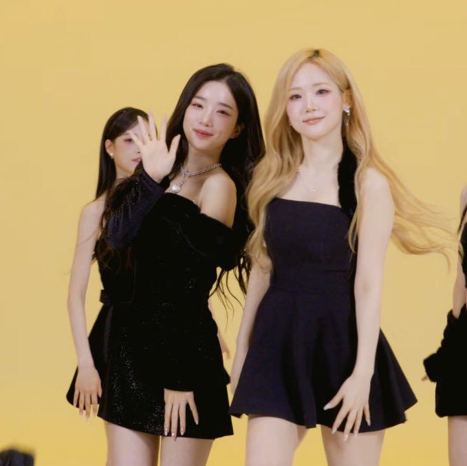 krnwinyu's tweet image. Love that appears once in a blue moon we got that shield once again, Ppotoz 🐹🐰

#트리플에스 #tripleS #Seoyeon #Yooyeon #Ppotoz #wav #sketch