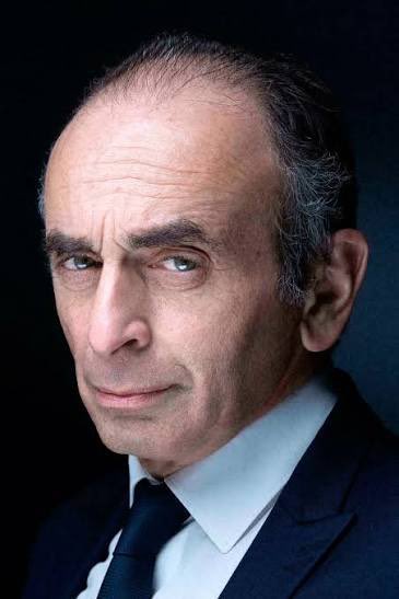 MauriceMartin01's tweet image. ♦️ Ma Tribune #TAEM
« La guerre des glands »

La République, c’est un chêne : droit, debout, majestueux, face à ceux qui s’obstinent à la croire fragile.

« Le chêne ne déclare pas la guerre aux glands. Il se contente de pousser. »

Il y a dans la nature une sagesse que nous…