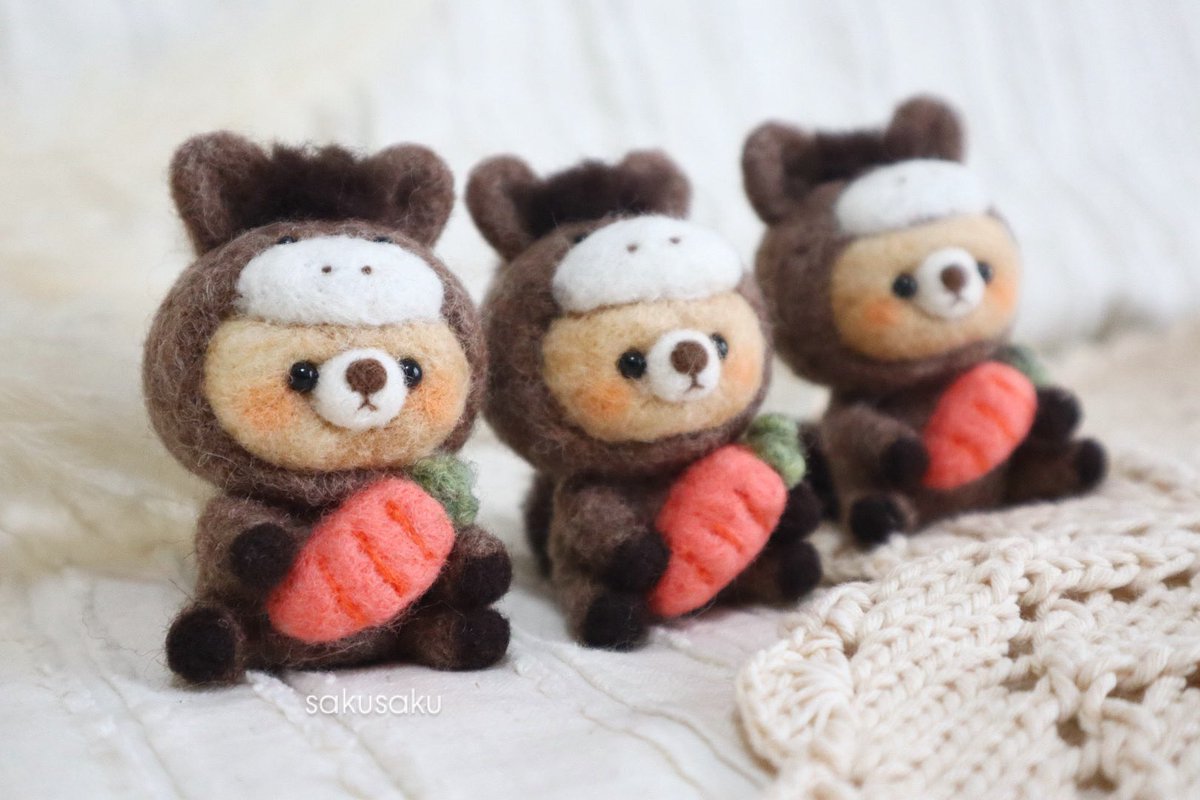 来年の干支 馬の着ぐるみきてる くまさんです🐻🐴 にんじん持ってます