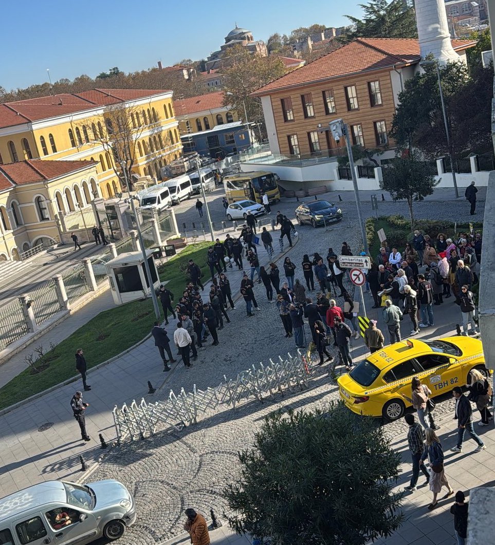 Başıboş köpek fanatikleri, İstanbul Valiliği önünde köpek kararını protesto etmek için toplanmış.

100 kişi bile yok.

Yıllarca Türk halkının çözüm çağrısına rağmen yetkililerin muhatap aldığı bir avuç kitle işte bu kadar.

Milyonlar, köpek terörünün çözülmesini bekliyor. Bir