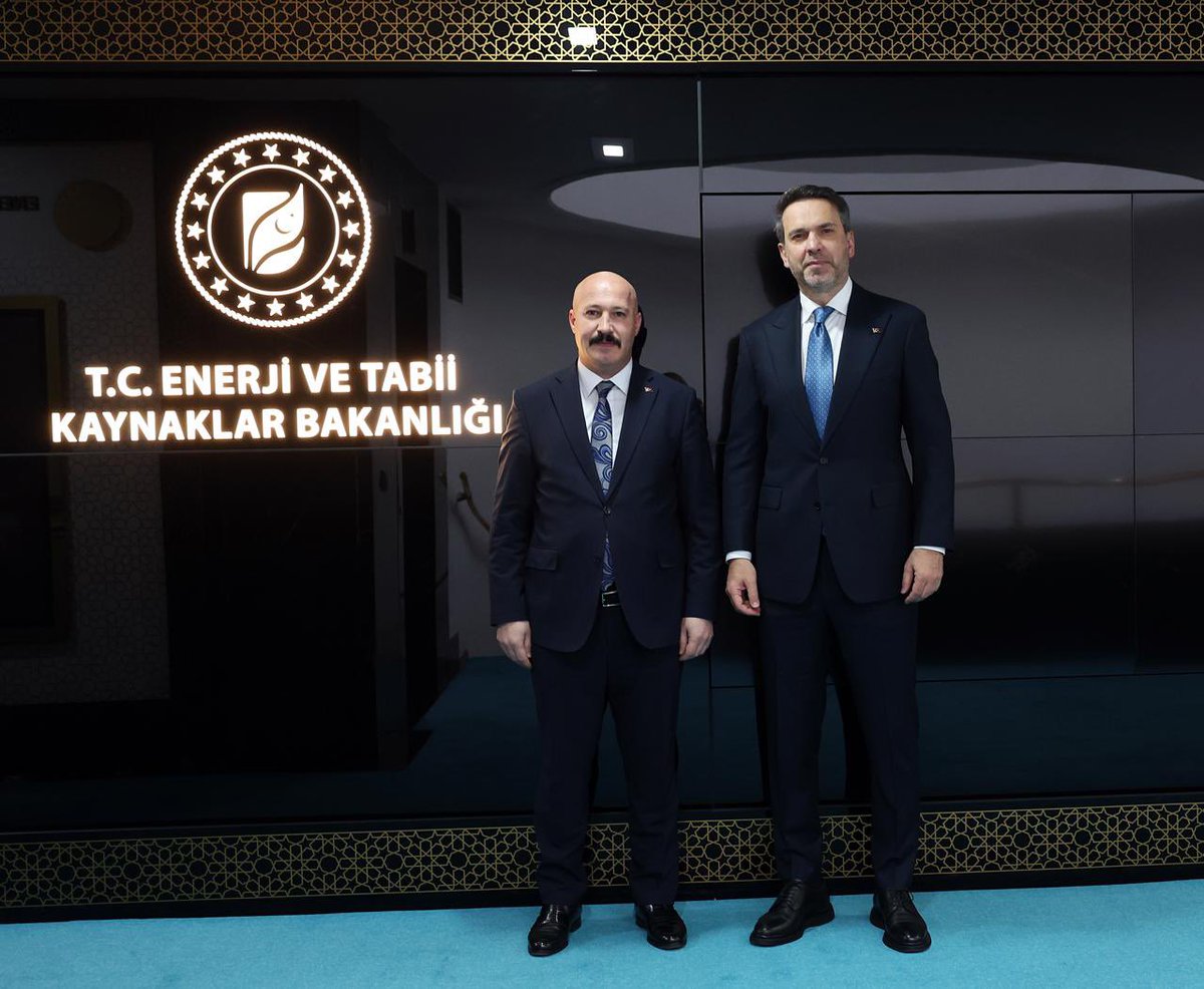 GENEL BAŞKANIMIZDAN ENERJİ VE TABİİ KAYNAKLAR BAKANI BAYRAKTAR’A ZİYARET

Güvenlik-İş Sendikası Genel Başkanımız Ömer Çağırıcı, Enerji ve Tabii Kaynaklar Bakanı Sayın Alparslan Bayraktar’ı makamında ziyaret etti. 

Gerçekleşen görüşmede ,Bakanlık bünyesinde yetkili olduğumuz