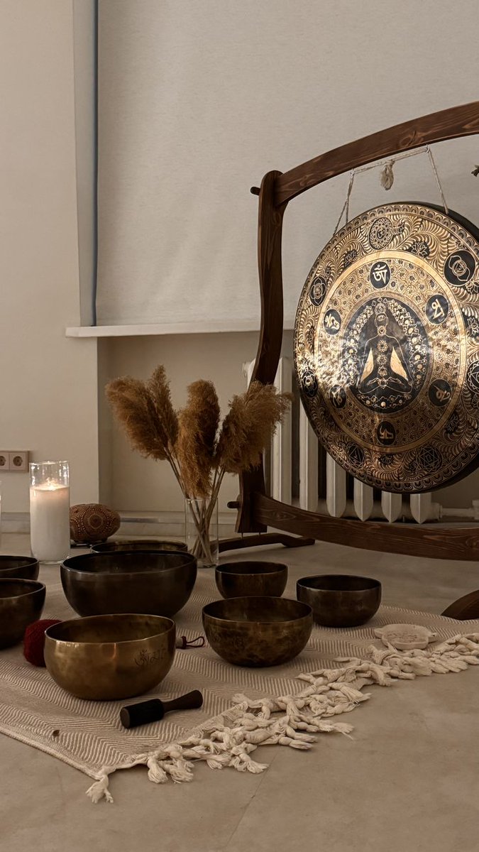 💊#كبسولة_هوليستيك
🎵 دراسة 2024 المدهشة:
هل يمكن للميتوكوندريا أن تسمع الموسيقى❓
دراسة علمية نُشرت عام 2024 تقترح شيئًا يبدو في البداية أقرب للخيال
ثم تكتشف أن تحته بيانات وتجارب حقيقية:
الخلايا – والميتوكوندريا داخلها – لا تستهلك الطاقة فقط،
بل تتفاعل مع الصوت نفسه كنوع من