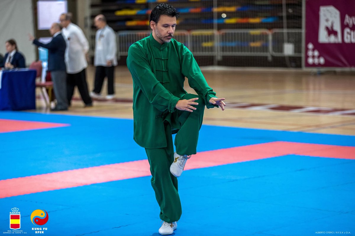 Manu_Rdez's tweet photo. El pasado 22 de Noviembre participé en el Campeonato de España de Kung Fu, obteniendo medalla de oro en Taichi (mano vacía y arma). 🥇🥇

Las medallas son un reconocimiento, pero lo más importante es el camino diario: practicar, cultivar salud y mejorar la calidad de vida. ☯️ https://t.co/bbTh1FiASQ