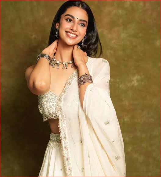 Mohit_RC_91's tweet image. #TigerShroff is all set to lead a new musical action entertainer that brings him together with rising star #MeenakshiChaudhary for the first time.

The project is being produced by #DilRaju, who is now expanding his Hindi slate with large scale commercial films.