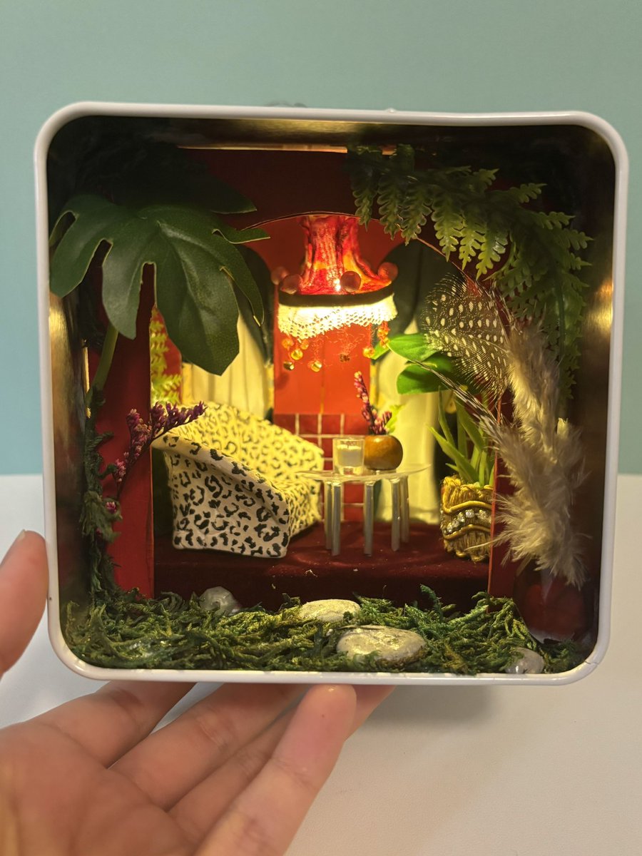 _NUM_00's tweet image. 緑に囲まれた怪しげなカフェのミニチュア🌿
初めての電飾上手くいった!!