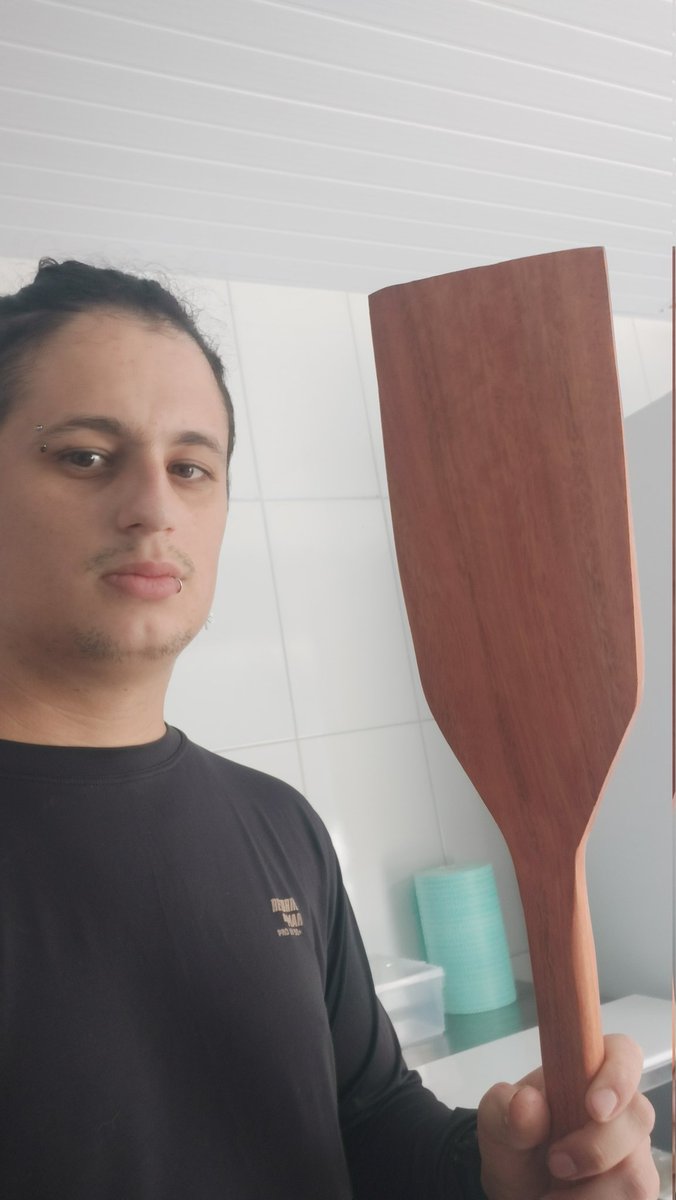 Pra vcs verem como o comunismo é terrivel, uma vez uma senhora estava tomando sorvete, stalin chegou e pediu um pouco, ela disse "só uma colherada" daí ele puxou essa colher comicamente grande.