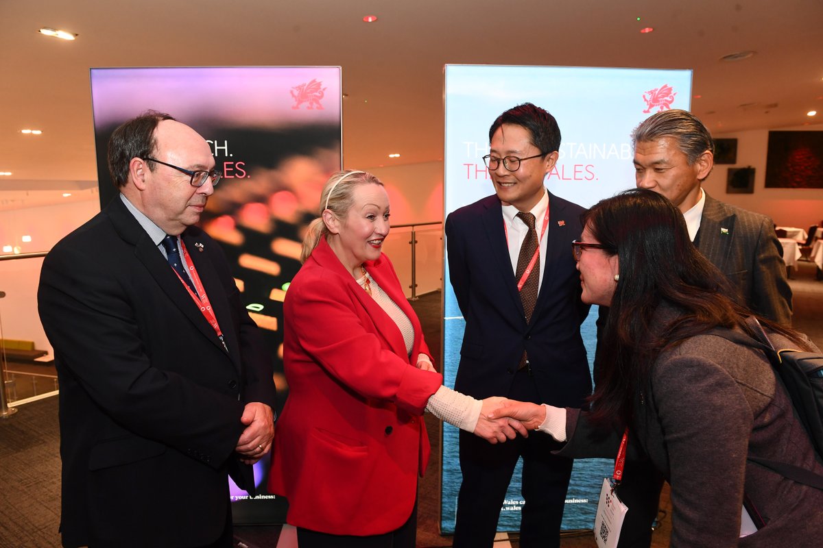 walesintheworld's tweet image. We&apos;ve invited our Honorary Consuls and Heads of Commission to #WalesTechWeek, so they can spread Wales’ tech talent across the globe 🌎

From fintech, advanced manufacturing, AI, med tech, compound semiconductors, future mobility, cyber security…Wales has you covered!