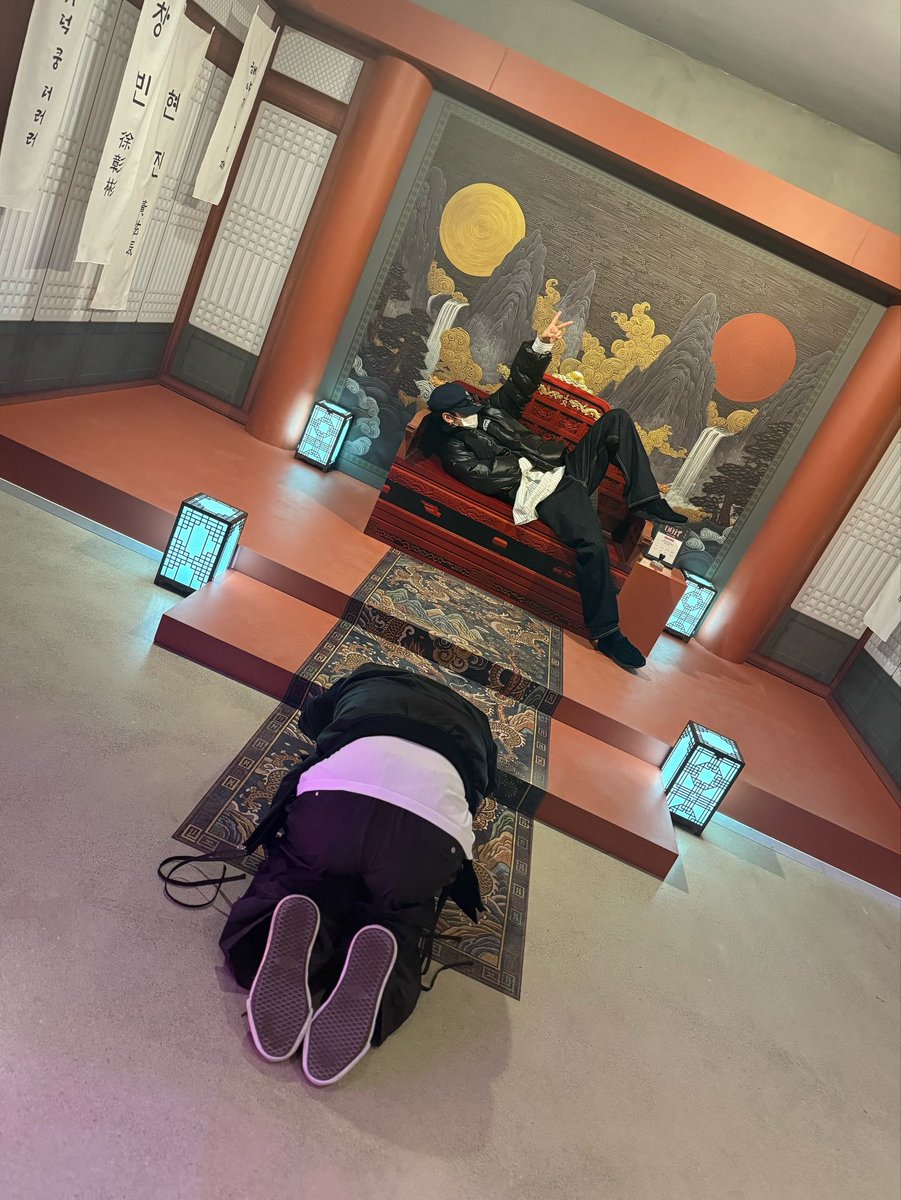 hanmingg's tweet image. LEEKNOW DEBUT IN DOOLSETNET IG AND IT’S HIM BOWING DOWN TO HAN LMFAOOOOOO