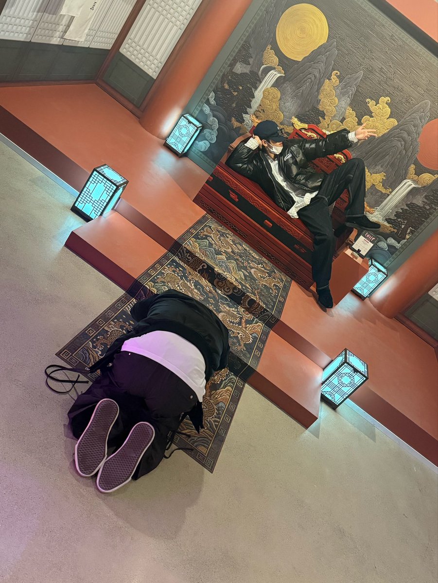 hanmingg's tweet image. LEEKNOW DEBUT IN DOOLSETNET IG AND IT’S HIM BOWING DOWN TO HAN LMFAOOOOOO