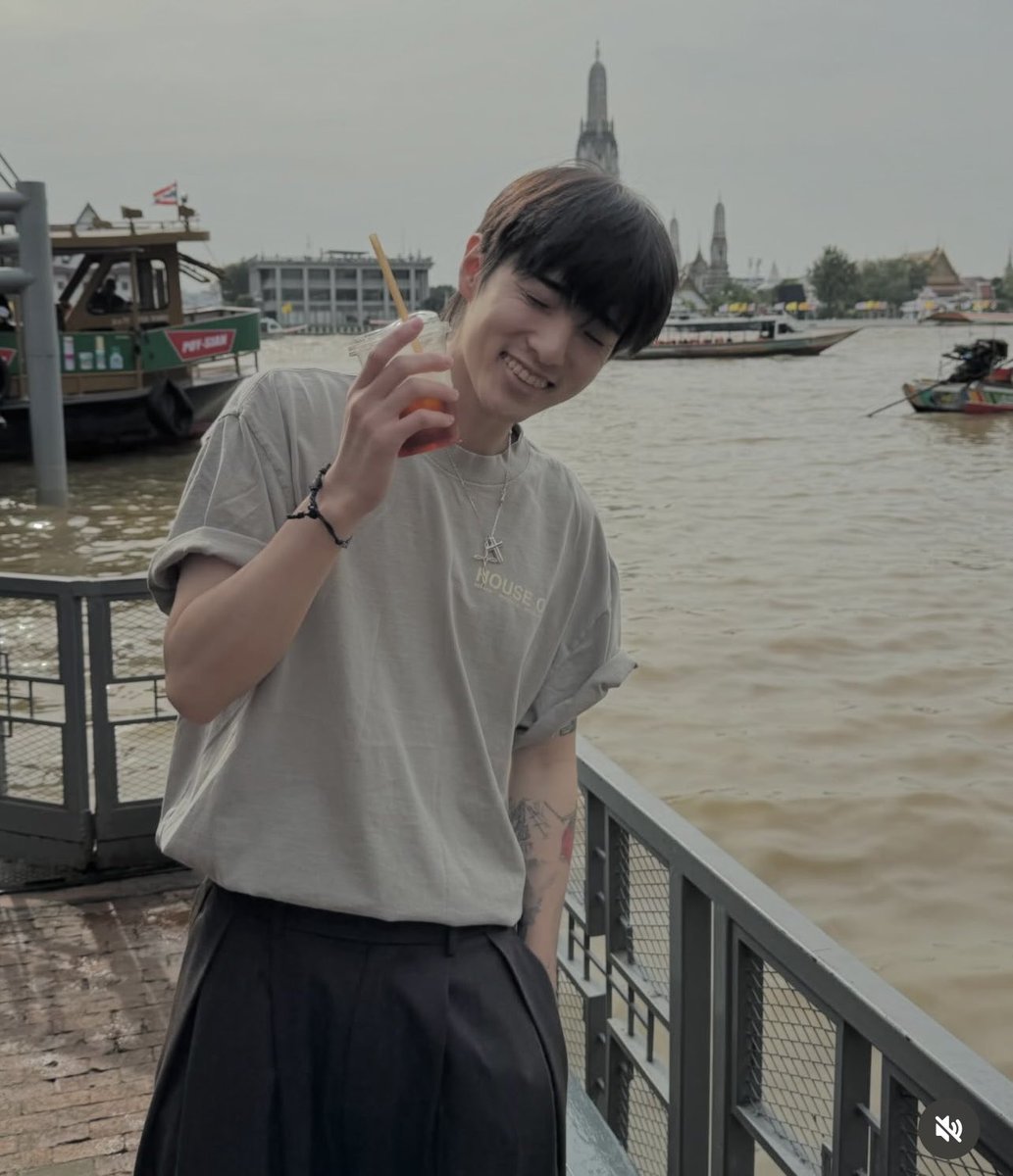 VERYRADIO's tweet image. วันนี้คุณเจ ก็ยังอยู่ในไทยนะ 
ใครเจอบ้าง eaJ in Bangkok 🇹🇭 

#eaJPark 
#eaJForYou #eaJAsiaTour
#eaJLiveInBangkok2025