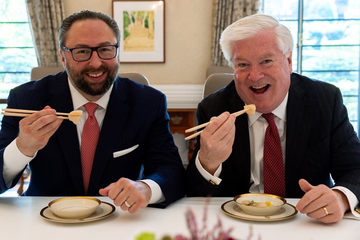 pirooooon3's tweet image. ジョージグラス駐日米国大使
ホタテを褒めてくれています。