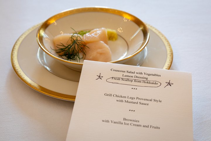 pirooooon3's tweet image. ジョージグラス駐日米国大使
ホタテを褒めてくれています。