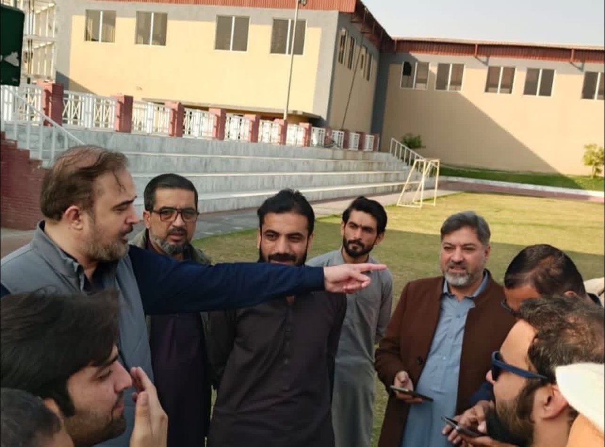 پشاور ریجن جنرل سیکرٹری شیر علی ارباب وزیر اعلئ KP میڈیا کو ارڈینیٹر <a href="/YarMKNiazi/">Yar Muhammad Khan Niazi</a> اور سابقہ ٹاؤن ناظم آصف بنگش اور میاں سیف اللہ کا حیات آباد فٹ بال گراونڈ کا دورہ
کل 26 نومبر یوم سیاہ  کے حوالے سے احتجاج اور شہداء کے لیے قرآن خوانی اور دعا ہو گی
 #نومبر26_نہیں_بھولیں_گے