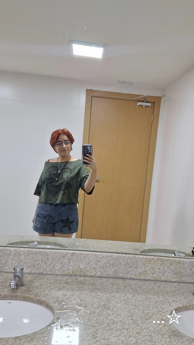 bu_ubsl's tweet image. euuuuu e como eu me represento na arte !! 

me segue ai 😀