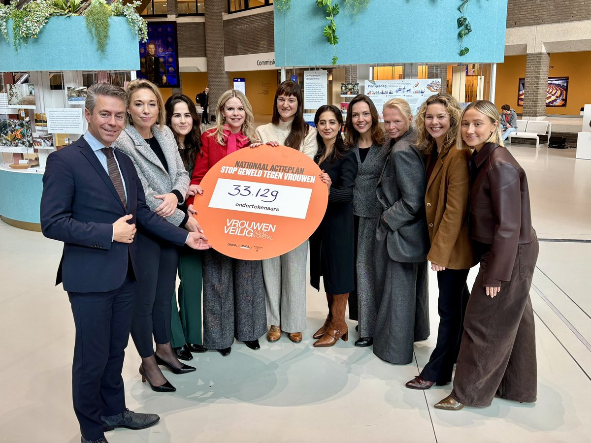 SGPnieuws's tweet photo. Nog te vaak zijn vrouwen en meisjes slachtoffer van geweld, dreiging of onveiligheid, omdát zij vrouw zijn. Dat moet veranderen. Iedereen moet zich veilig weten in ons land. Heldere coördinatie en een stevige aanpak zijn daarvoor cruciaal. Goed dat hier blijvend aandacht voor is en om hier - op de Internationale Dag voor de uitbanning van geweld tegen vrouwen - een petitie over in ontvangst te nemen.