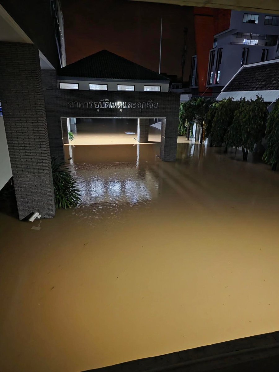 sirotek's tweet image. ด่วน #ขออนุญาตขอความช่วยเหลือนะครับ

เพื่อนๆบุคคลากรทางการแพทย์ที่ยังติดอยู่ในโรงพยาบาลหาดใหญ่และไม่สามารถออกไปไหนได้ ซึ่งบุคลากรเหล่านั้นกำลังปฏิบัติหน้าที่ดูแลผู้ป่วยอย่างต่อเนื่อง 3 วัน3 คืน ไม่ได้พัก 

ขณะนี้อาหารในโรงพยาบาลหาดใหญ่หมด…