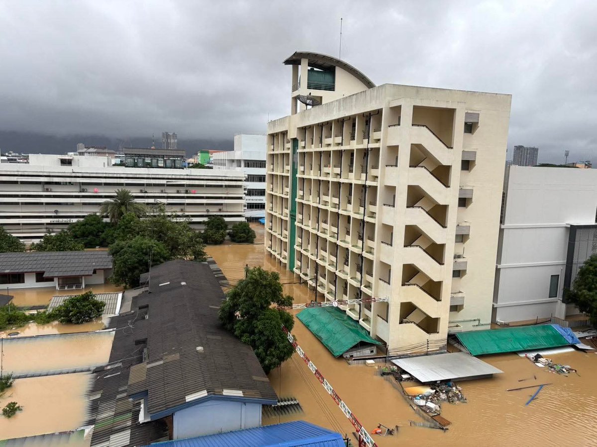 ด่วน #ขออนุญาตขอความช่วยเหลือนะครับ

เพื่อนๆบุคคลากรทางการแพทย์ที่ยังติดอยู่ในโรงพยาบาลหาดใหญ่และไม่สามารถออกไปไหนได้ ซึ่งบุคลากรเหล่านั้นกำลังปฏิบัติหน้าที่ดูแลผู้ป่วยอย่างต่อเนื่อง 3 วัน3 คืน ไม่ได้พัก 

ขณะนี้อาหารในโรงพยาบาลหาดใหญ่หมด