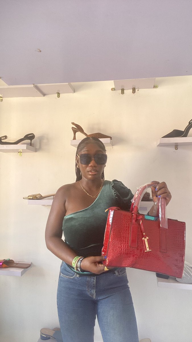 Come and buy what I’m selling; we have these bags available for sale. 
Please rt, my customers Dey ur TL 🤲🏾  Location is abuja