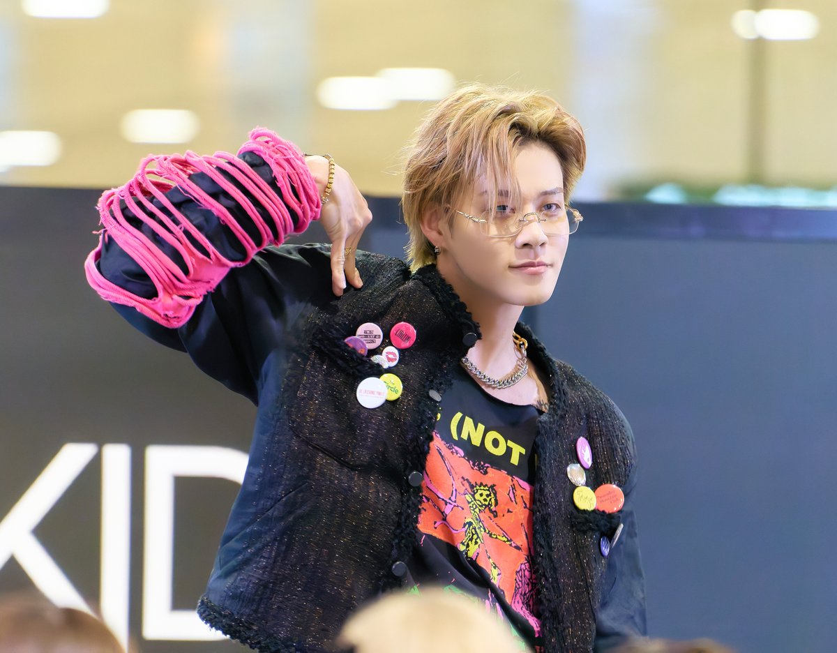 lunaluna_idl's tweet image. 昨日、たまたま新橋に行ったら、汐留でMADKIDっていうユニットがリリイベしてたんだけど、盾の勇者のOP歌ってるユニットなのね！
久しぶりにアイドル以外のライブを生で見たかも！
#MADKID
※撮影可能曲で撮影