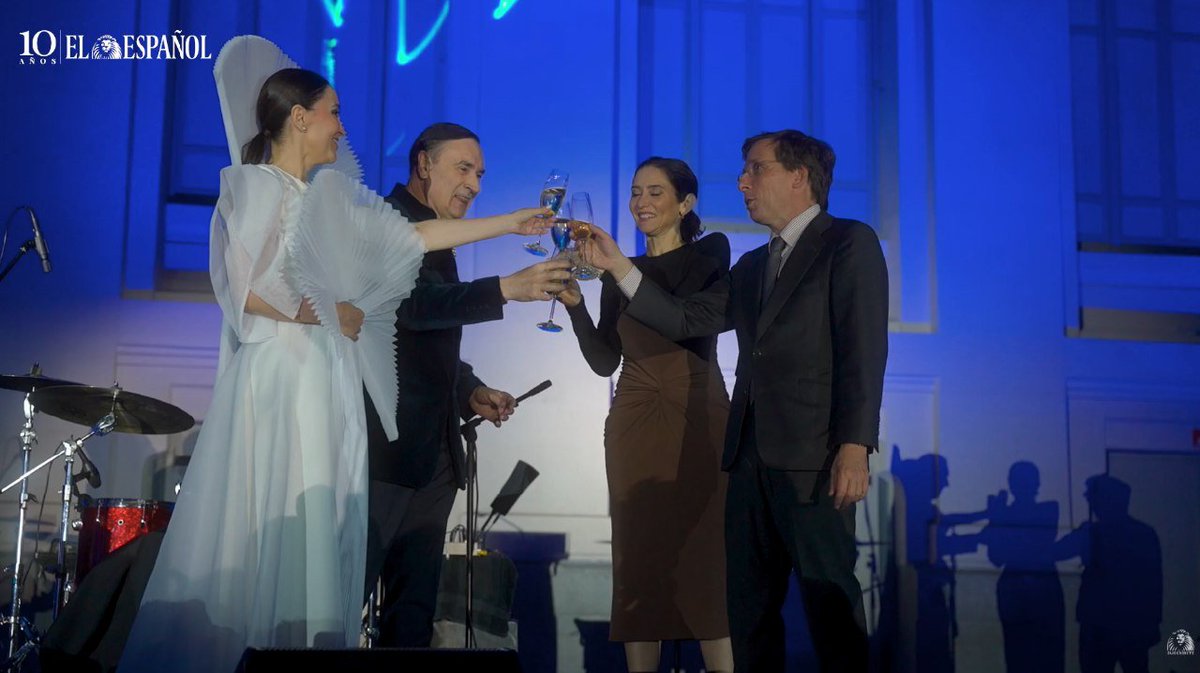 JulianMaciasT's tweet image. El X aniversario de El Español en 4 fotos:
- Ayuso y Almeida brindando por su acuerdo de financiación/propaganda.
- Pedro J. con El Padrino.
- Feijóo de risas con Iker Jiménez, su casa es la de los propagandistas peperos.
- Ana Rosa y Terradillos, años de experiencia de cloacas.