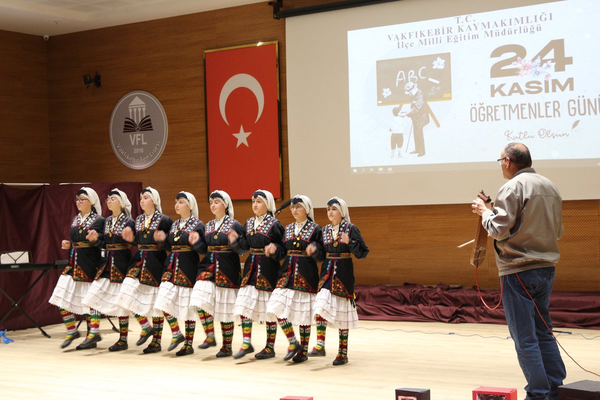 24 Kasım Öğretmenler Günü kutlama programımız Vakfıkebir Fen Lisesi Konferans Salonu’nda gerçekleştirildi. Konuşmalar,Osman Tan Ortaokulu öğrenci ve öğretmenlerinin hazırladığı program,Halk Eğitim Merkezimizin halk oyunları ekibinin gösterisi,  ile birlikte bu özel günü kutladık.