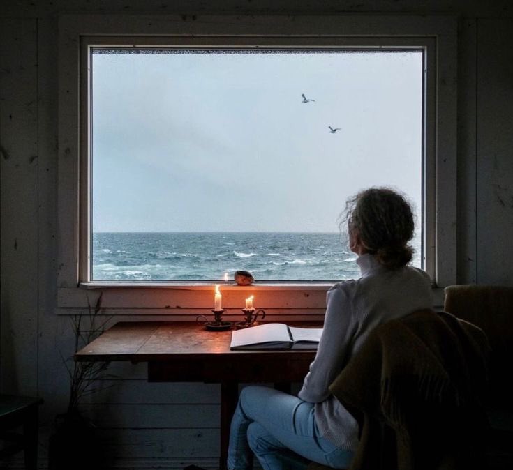 “Bir şeyi güzel bulmak herhalde her şeyden önce onu bulmak demektir, bu ister bir manzara, ister sevgili olsun, fark etmez, o şey ortada durur, gururu okşanan kaşifine bakar ve tek yaptığı sadece onu beklemekmiş gibi bir hali vardır.”

—Niteliksiz Adam, Robert Musil