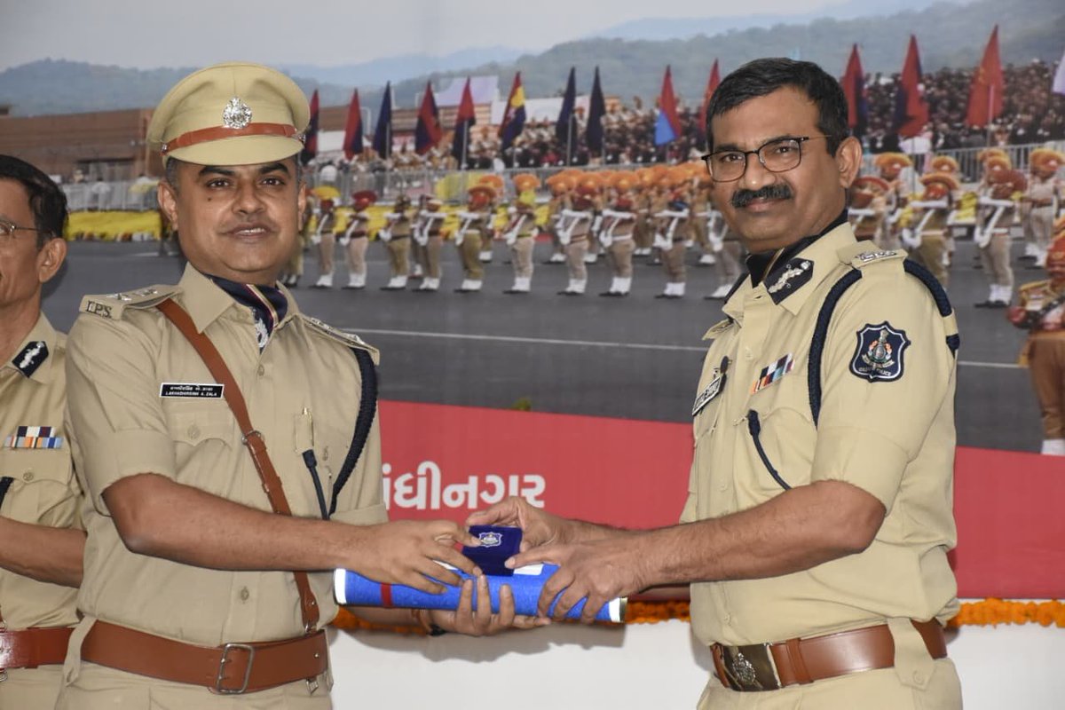 DDNewsGujarati's tweet photo. 🔸 “DGP'S Commendation Disc -2024” અલંકરણ સમારોહની ઉજવણી
🔸 રાજ્યના પોલીસ વડા @VikasSahayIPS રહ્યા ઉપસ્થિત
🔸 110 પોલીસ અધિકારીઓ અને કર્મચારીઓને વિશિષ્ટ સિદ્ધિ બદલ કરાયા સન્માનિત
#DGPAwards2024 #CommendationDisc
#PoliceHonorCeremony #GujaratPolice https://t.co/ScJywPHvyg