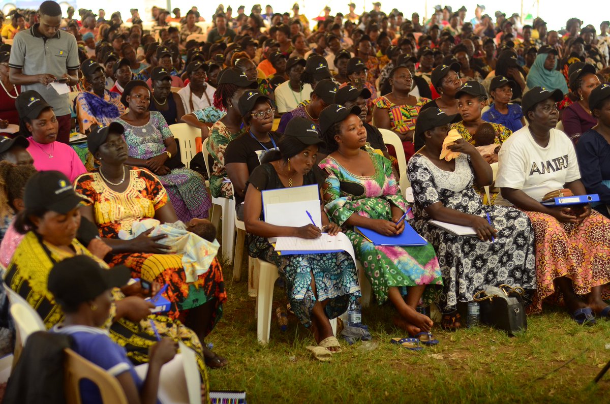 EntUganda's tweet photo. We've started the #BESTTraining by collecting participants' expectations and aligning them with the core purpose: to transfer business skills to #women.
Participants will explore vital topics such as thinking like an entrepreneur, tackling common mindset roadblocks, identifying #business opportunities, and mastering responsible loan management. 💪
#GROWProject #WomenEmpowerment #HoimaCity
@GovUganda
@UgGrowProject
@Mglsd_UG
@PSF_Uganda