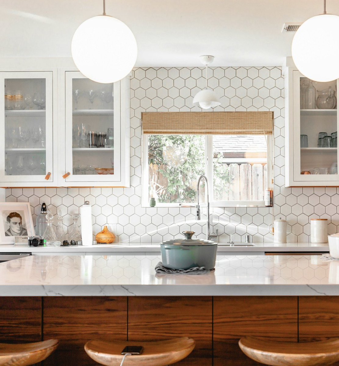 DecluttrMe's tweet image. Transform your #kitchen chaos into serene efficiency with Decluttr Me. 

Say goodbye to cluttered counter-tops and overstuffed cupboards, and hello to a space that breathes simplicity and functionality.  #decluttrme #professionalorganizer #pantry