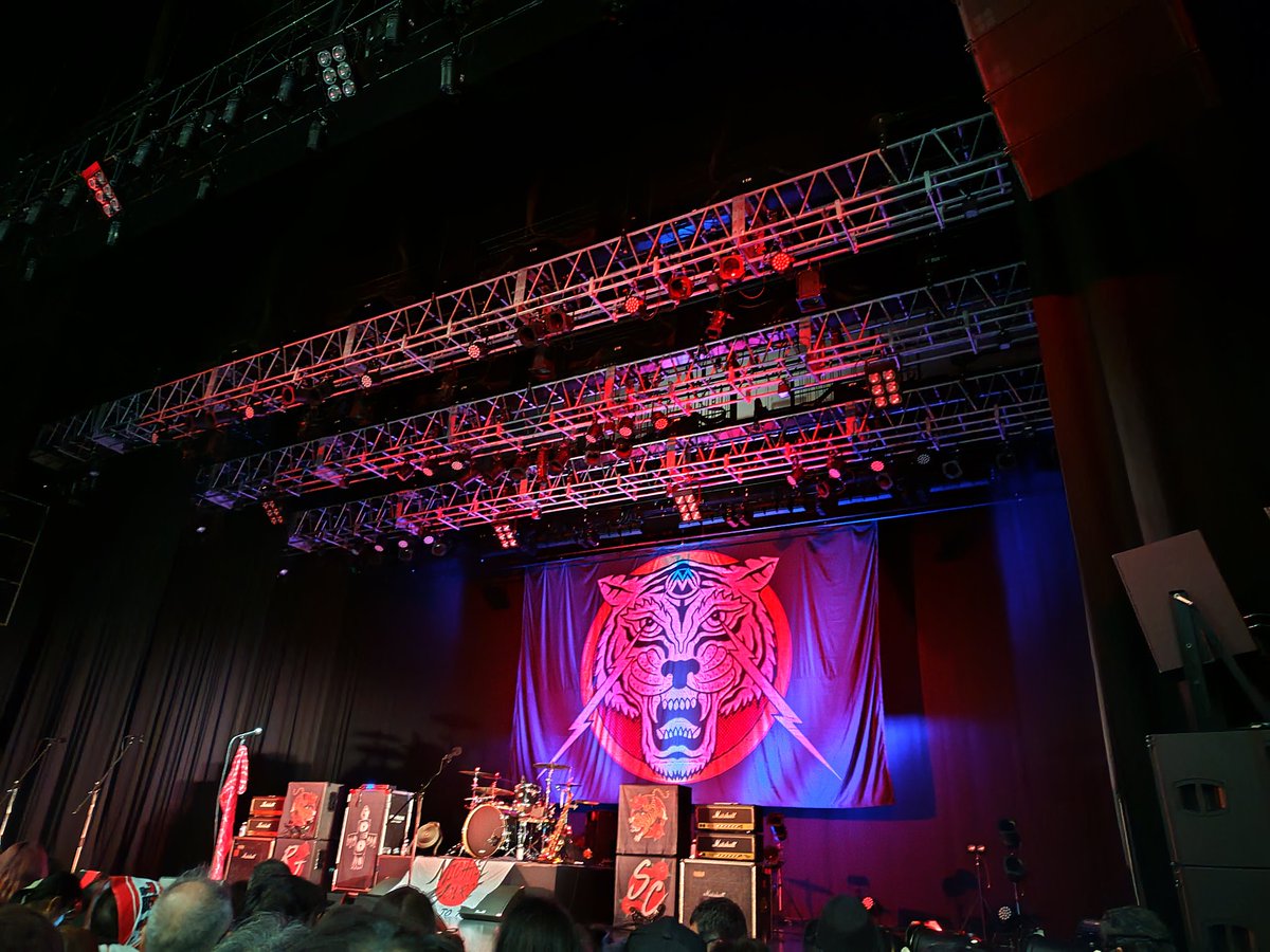 O1OBjNZNbD27518's tweet image. 今日は六本木の奥地で体長約190cmほどのでっかい猫を観てきましただのサムいくだりはさておき
性格が良いだけでなく還暦超えても体型維持してるモンちゃん改めて凄い私も明日から頑張る

マリブビーチ！
#MichaelMonroe