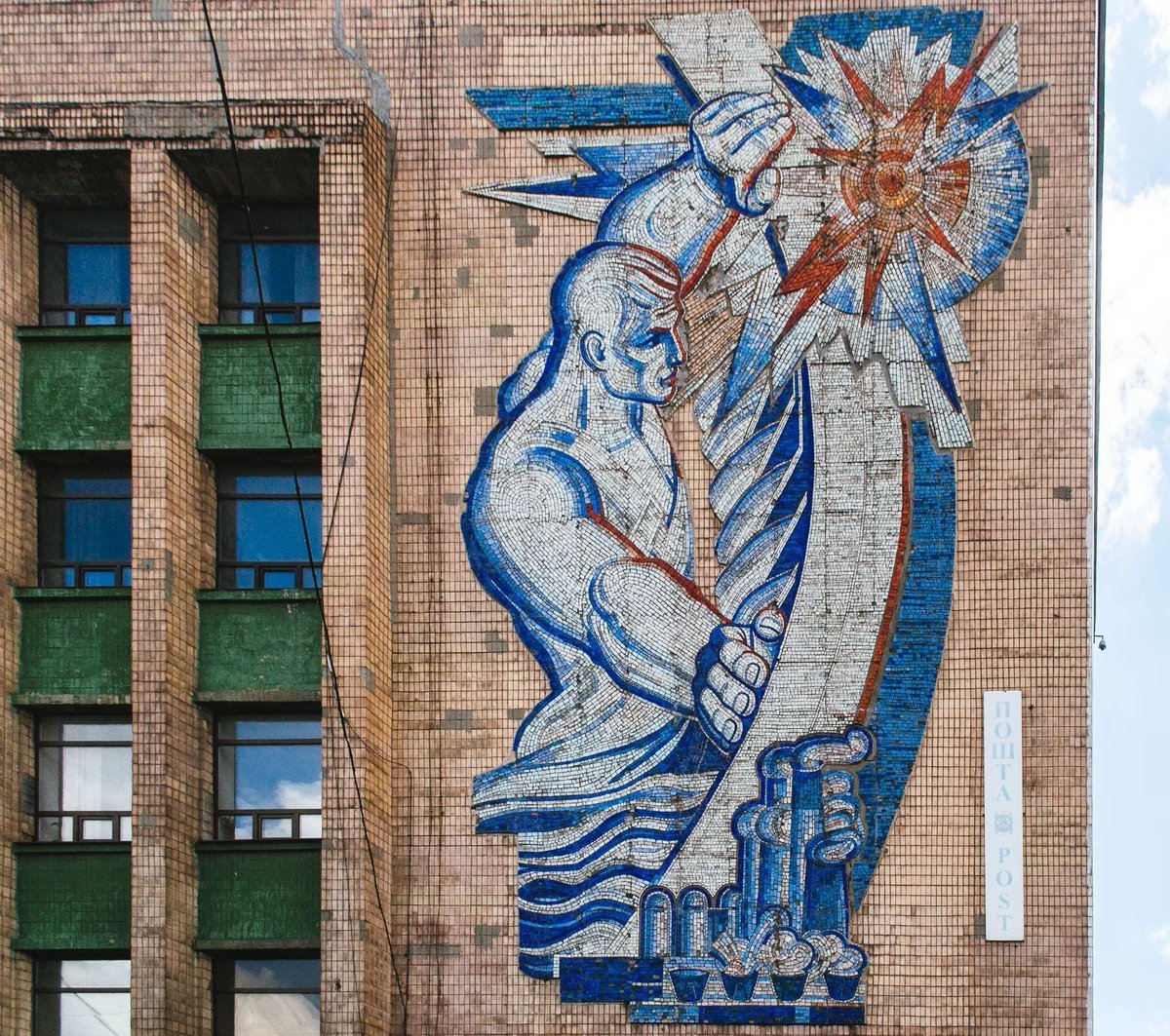 Warum wählt Benedikt Kaiser für sein neues Buch „Der Hegemonie entgegen” ausgerechnet ein Sowjet-Mosaik mit einer heroischen Figur, die sich sinnbildlich gegen jene „Flut” stemmt? Er hätte das Buch auch gleich „Dem Westen entgegen” nennen können – das wäre zumindest ehrlicher.