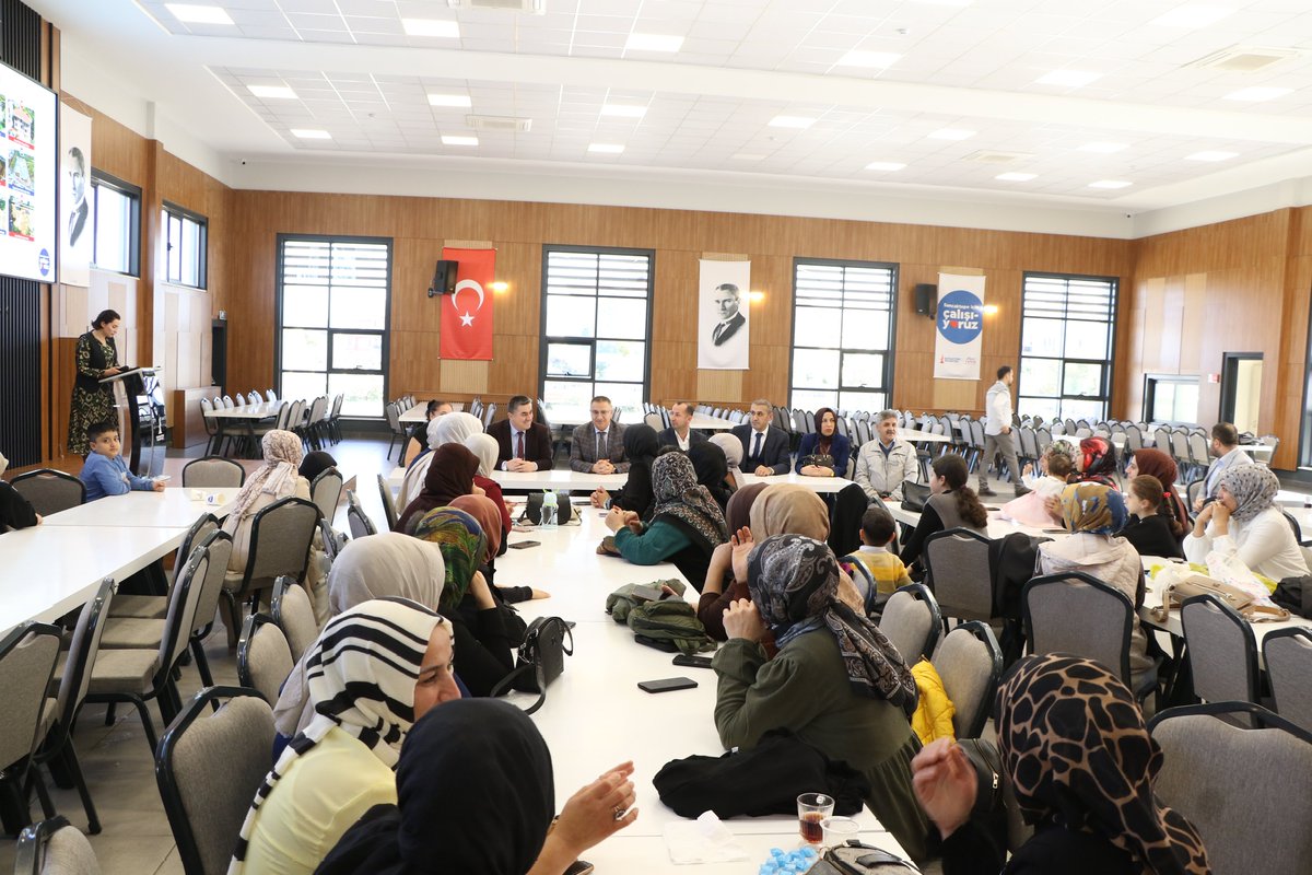 TC_sancaktepe's tweet image. 🔷️Okuma Yazma Kurslarını Başarıyla Tamamlayan Kursiyerlere Belgelerini Kaymakamımız @naifyavuz Verdi.

📌Sancaktepe Halk Eğitim Merkezi tarafından Akpınar Mahallesinde düzenlenen okuma yazma kurslarını başarıyla tamamlayan kursiyerlere belgeleri, Kaymakam Naif Yavuz tarafından…